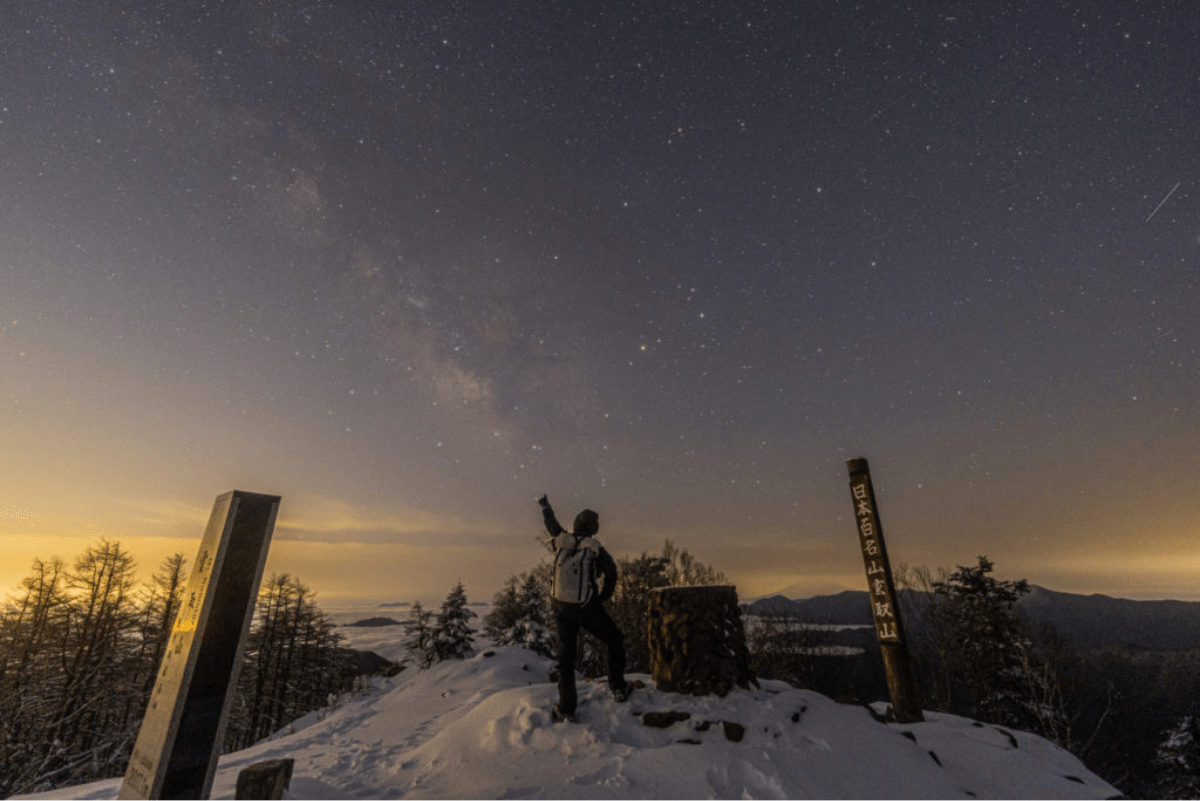 残雪期の雲取山で明け方の星空を撮影。うっすらと天の川も写りました。